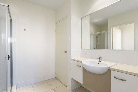 Unit 2 Rainbow Surf - Modern, Double Storey Townhouse With Large Shared Pool, Close To Beach And Shops - Accommodation 4U 3