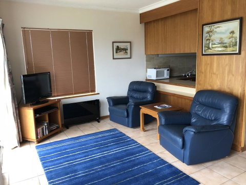 Unit 2, Ballingalla Apartments - Accommodation 4U 2
