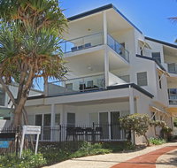 Unit 2 Beach Gallery 9 Andrew Street Point Arkwright 500 BOND LINEN SUPPLIED - Accommodation 4U