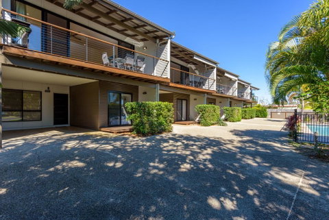 Unit 3 Rainbow Surf - Modern, Double Storey Townhouse With Large Shared Pool, Close To Beach And Shop - Accommodation 4U 3