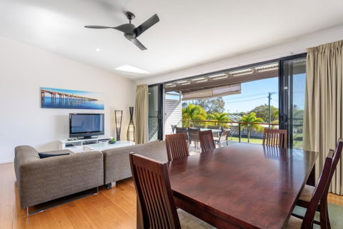 Unit 3 Rainbow Surf - Modern, Double Storey Townhouse With Large Shared Pool, Close To Beach And Shop - Accommodation 4U 0