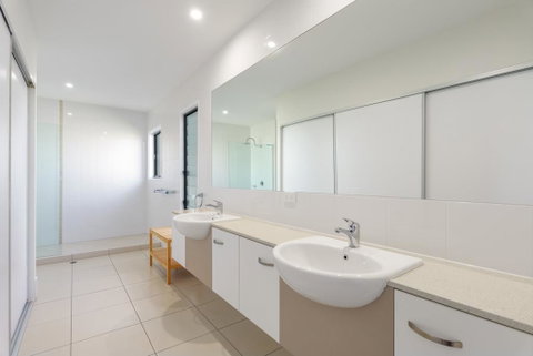 Unit 3 Rainbow Surf - Modern, Double Storey Townhouse With Large Shared Pool, Close To Beach And Shop - Accommodation 4U 1