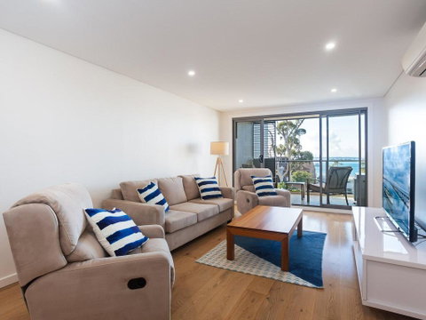 Unit 301 'The Shoal' 6-8 Bullecourt Street - Air Con, Walking To Local Shops & Beach - Accommodation 4U 2