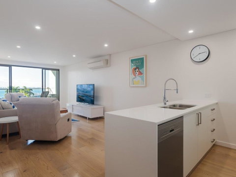 Unit 301 'The Shoal' 6-8 Bullecourt Street - Air Con, Walking To Local Shops & Beach - Accommodation 4U 1