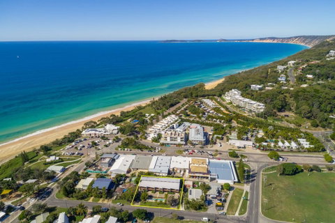 Unit 5 Rainbow Surf - Modern, Double Storey Townhouse With Large Shared Pool, Close To Beach And Shop - Accommodation 4U 1