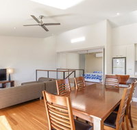 Unit 5 Rainbow Surf - Modern double storey townhouse with large shared pool close to beach and shop - Accommodation 4U