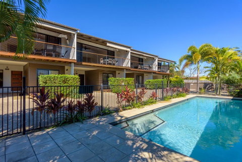 Unit 5 Rainbow Surf - Modern, Double Storey Townhouse With Large Shared Pool, Close To Beach And Shop - Accommodation 4U 2