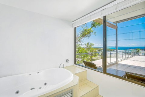 Unit 6 Rainbow Sea - Rainbow Beach, Amazing Ocean Views, Aircon, Wi-Fi, Pool, Walk To Beach - Accommodation 4U 2