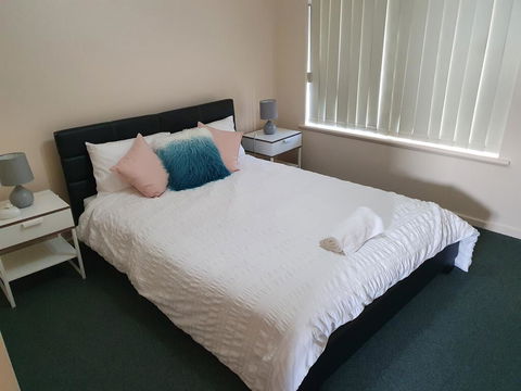 Value 2 Bed Villa Close To QEH + Airport + City + Beach - Accommodation 4U 0