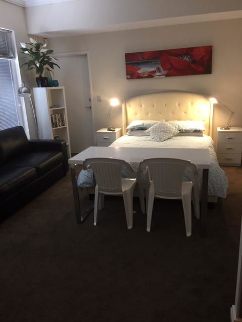 Venetian Canal 1 Bedroom Apartment - Accommodation 4U 3