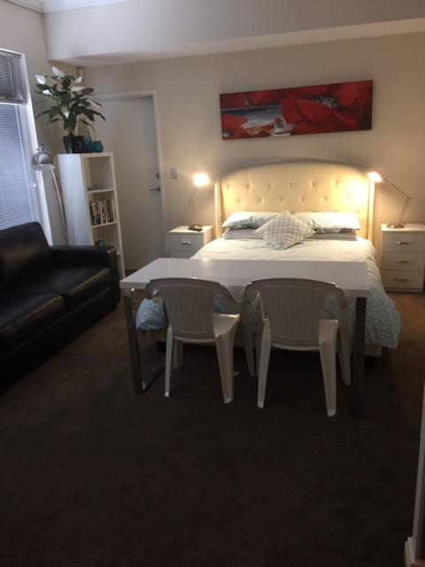 Venetian Canal 1 Bedroom Apartment - Accommodation 4U 3