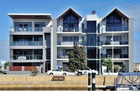 Venetian Canal 1 Bedroom Apartment - Accommodation 4U 0