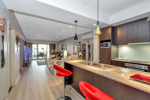 Venetian Canal Apartment-Close To Beaches And Marina - Accommodation 4U 0