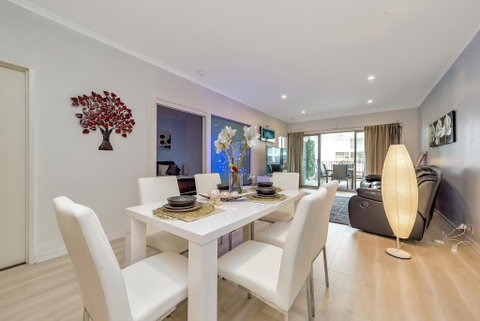 Venetian Canal Apartment-Close To Beaches And Marina - Accommodation 4U 1
