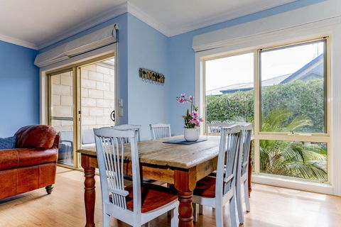 WALKIN ON SUNSHINE - STROLL TO BEACH BREAK - Accommodation 4U 1