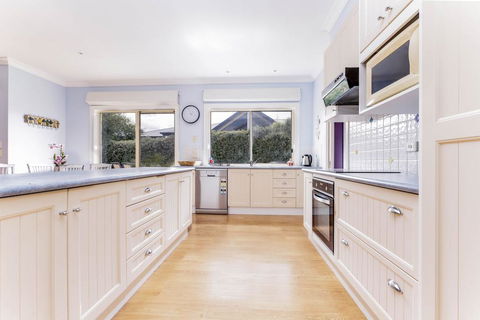 WALKIN ON SUNSHINE - STROLL TO BEACH BREAK - Accommodation 4U 2
