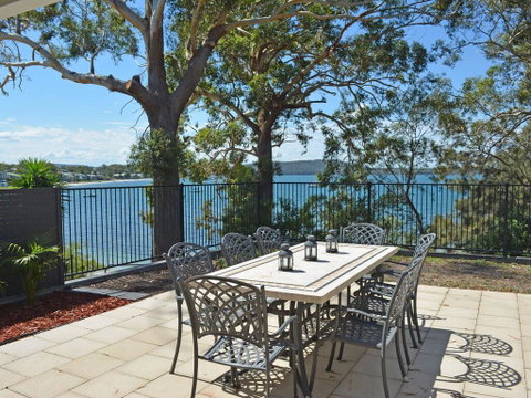 Wanda Magic' 19 Randall Drive - Beautiful Water Front House - Accommodation 4U 1
