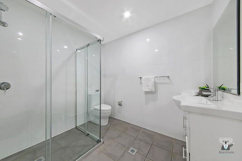 WARRICK FRAM 3 BEDS APT FREE PARKING WALK TO WESTFIELD CLOSE TO HOSPITAL NWF003 - Accommodation 4U 3