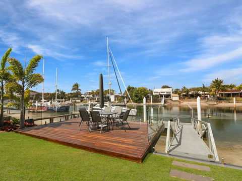 WATERFRONT HOME BORDERING MOOLOOLABA - Accommodation 4U 1