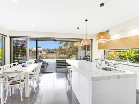 WATERFRONT HOME BORDERING MOOLOOLABA - Accommodation 4U 3