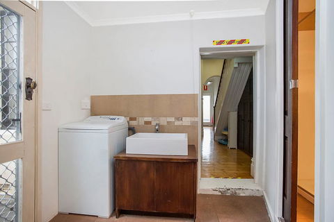 Plummers Mill - Central Townhouse - Accommodation 4U 10