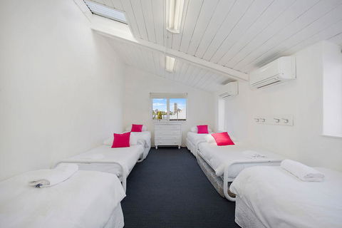 Plummers Mill - Central Townhouse - Accommodation 4U 7