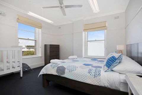 Plummers Mill - Central Townhouse - Accommodation 4U 3