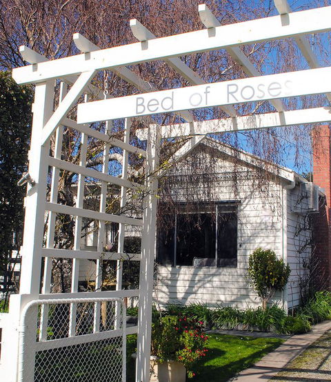Bed Of Roses - Accommodation 4U 30