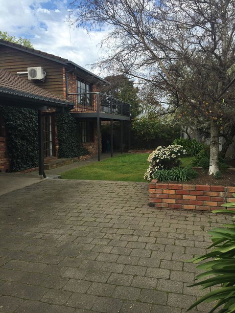 Bricks And Roses - Accommodation 4U 3