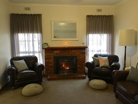 Bricks And Roses - Accommodation 4U 6