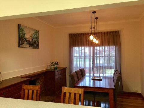 Bricks And Roses - Accommodation 4U 7