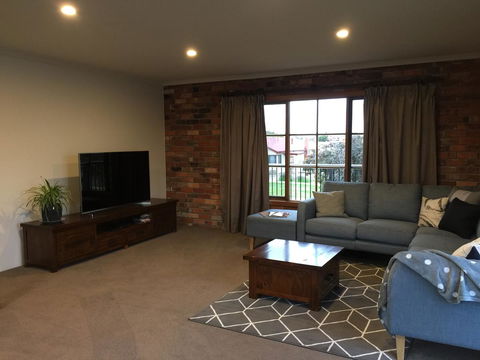 Bricks And Roses - Accommodation 4U 11