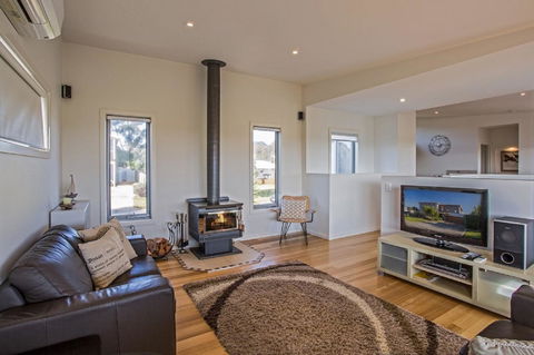 Saltwater Breeze Retreat - Accommodation 4U 3