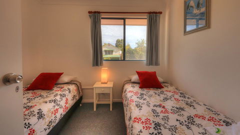 Dolphin Waters - Accommodation 4U 6