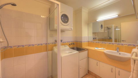 Dolphin Waters - Accommodation 4U 10