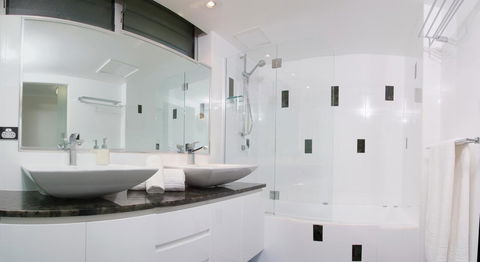 Poinciana 112 - Accommodation 4U 11