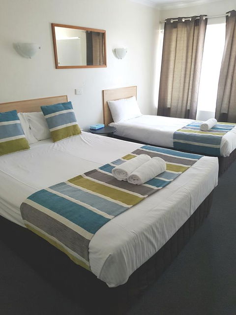 Twin Pines Motel - Accommodation 4U 11