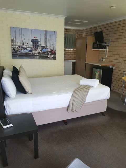 Twin Pines Motel - Accommodation 4U 19