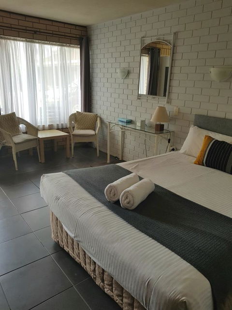 Twin Pines Motel - Accommodation 4U 17