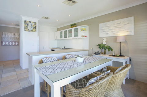 Noosa Shores Resort - Accommodation 4U 24