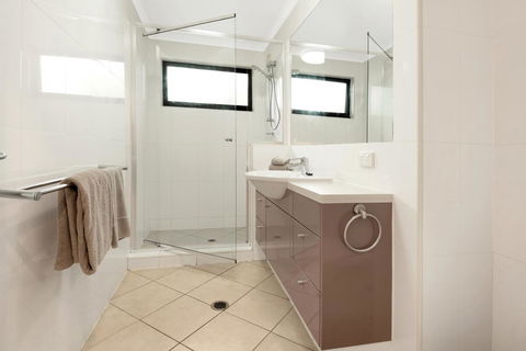 Shorelines - Accommodation 4U 6