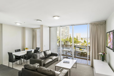 Mantra Towers Of Chevron - Accommodation 4U 24