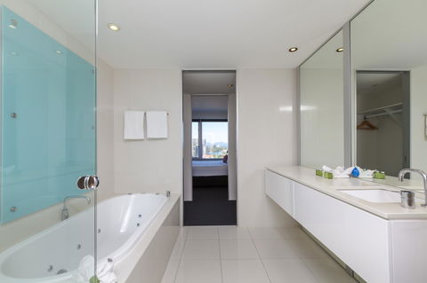 Q1 Resort & Spa - Official - Accommodation 4U 1