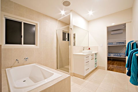 Whitsunday Luxury Homes - Accommodation 4U 24