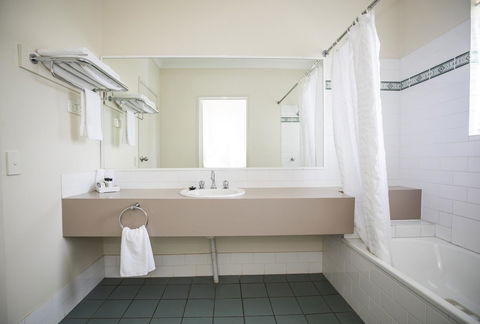 Emerald Maraboon Motor Inn - Accommodation 4U 25