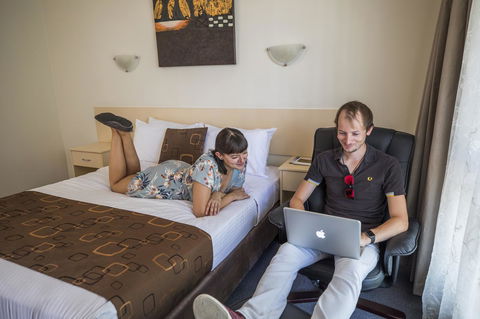 Emerald Maraboon Motor Inn - Accommodation 4U 35