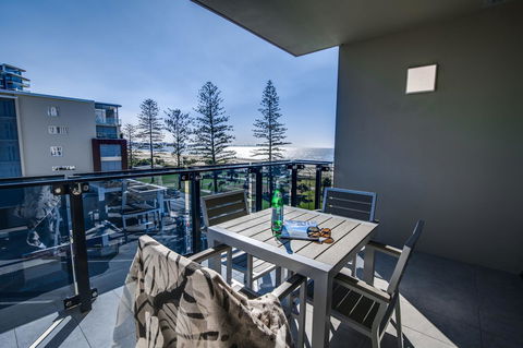 Iconic Kirra Beach Resort - Accommodation 4U 13