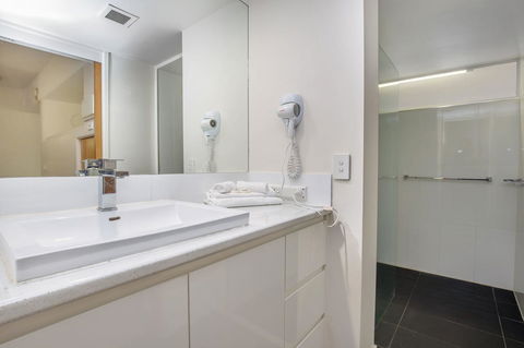 Tiki Hotel Apartments Surfers Paradise - Accommodation 4U 5