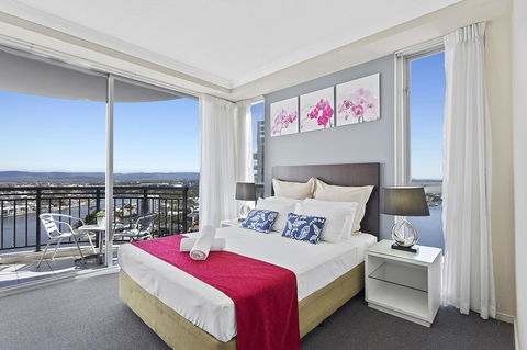 Beach Stay - Ocean & Riverview Resort Chevron Renaissance Central Surfers Paradise - Accommodation 4U 8