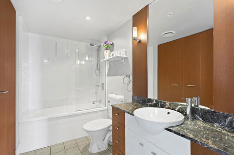 Beach Stay - Ocean & Riverview Resort Chevron Renaissance Central Surfers Paradise - Accommodation 4U 6